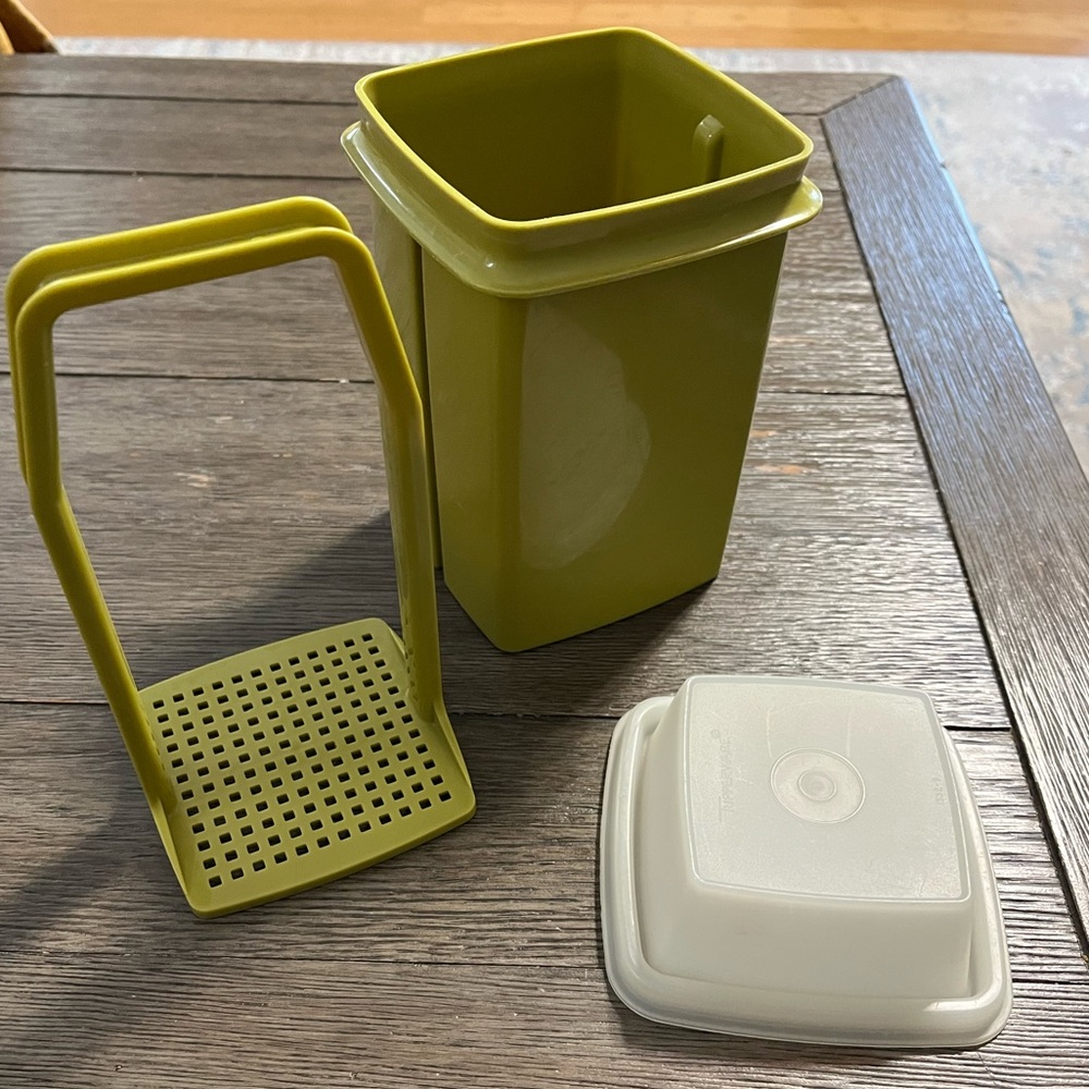 Tupperware small pickle keeper